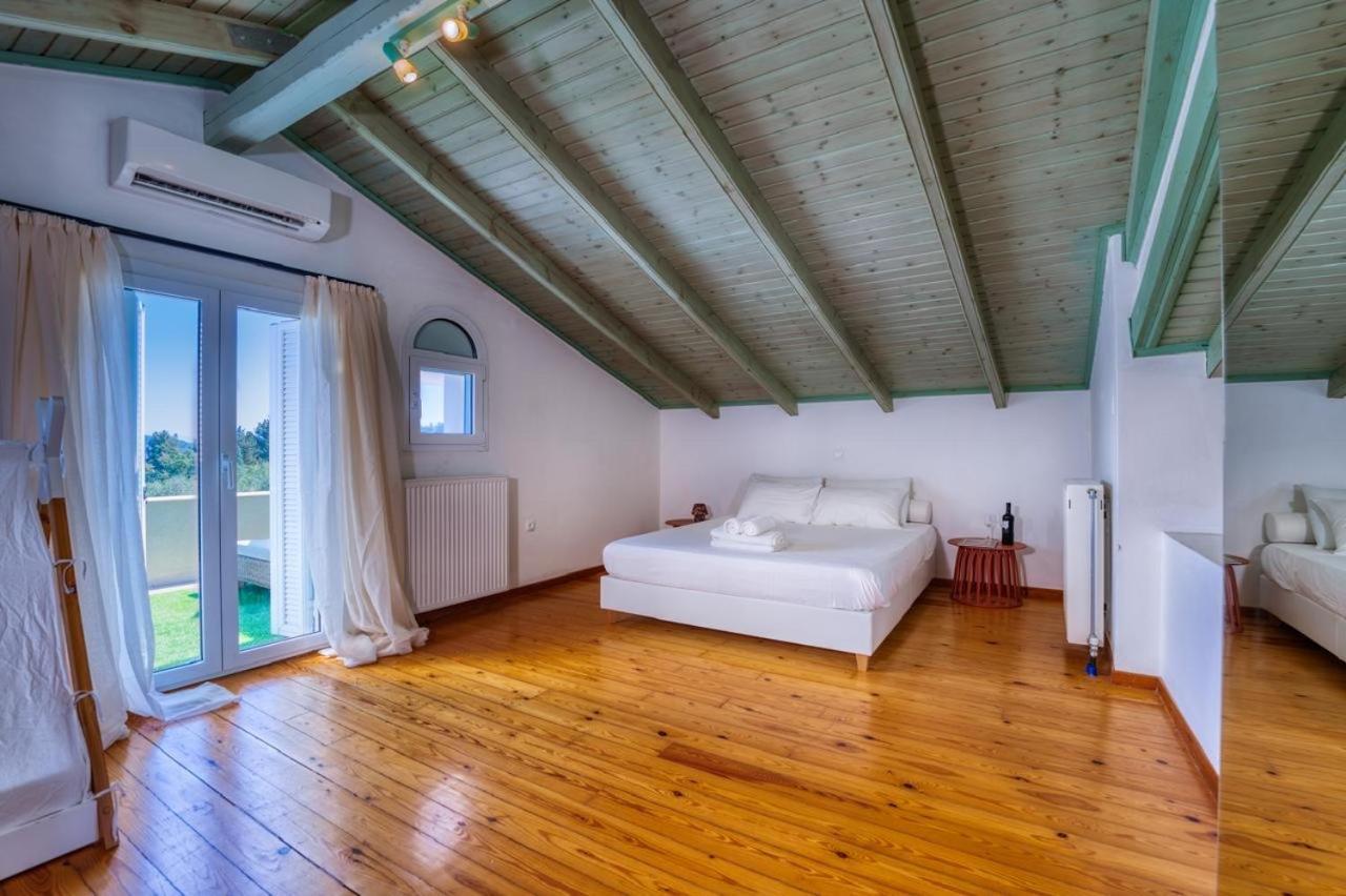Mavres Luxury Loft Apartment Agios Matthaios  Exterior photo