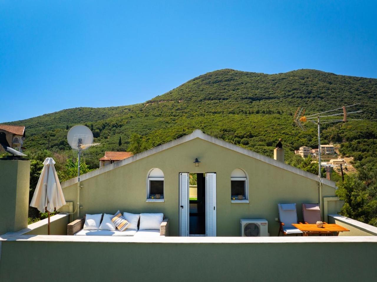 Mavres Luxury Loft Apartment Agios Matthaios  Exterior photo